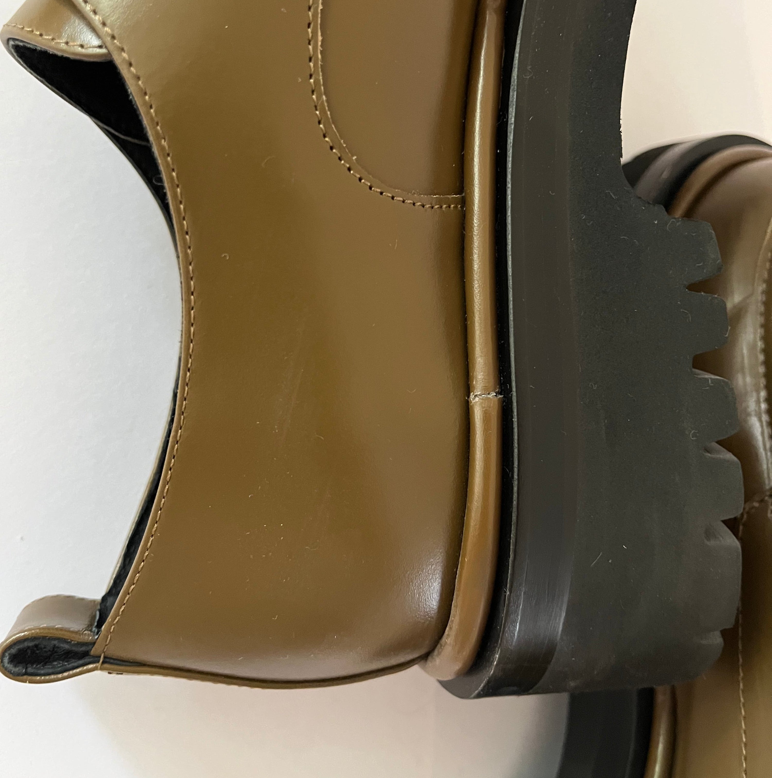 Alpha60 EZRA Loafer in Olive Size 42.
