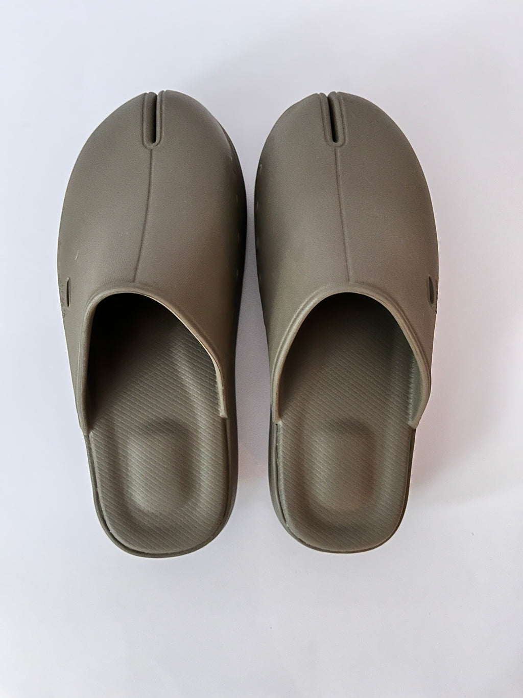 Suicoke POLK Split-toe Sandals in Olive Green.