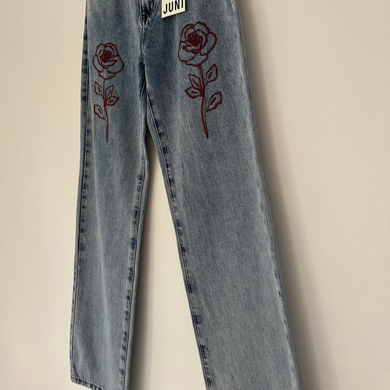 Juni TAYLOR BNWT Jeans in Rose Embroidery.