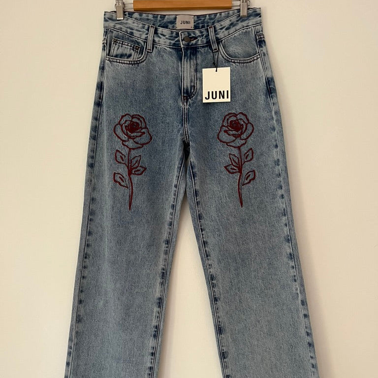 Juni TAYLOR BNWT Jeans in Rose Embroidery.