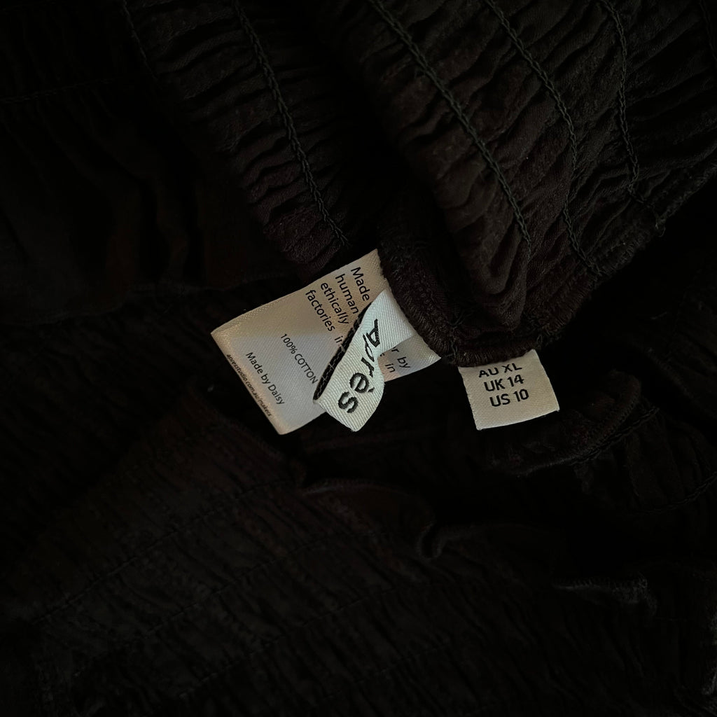 Apres Studios RUCHED Button Tee Size XL.