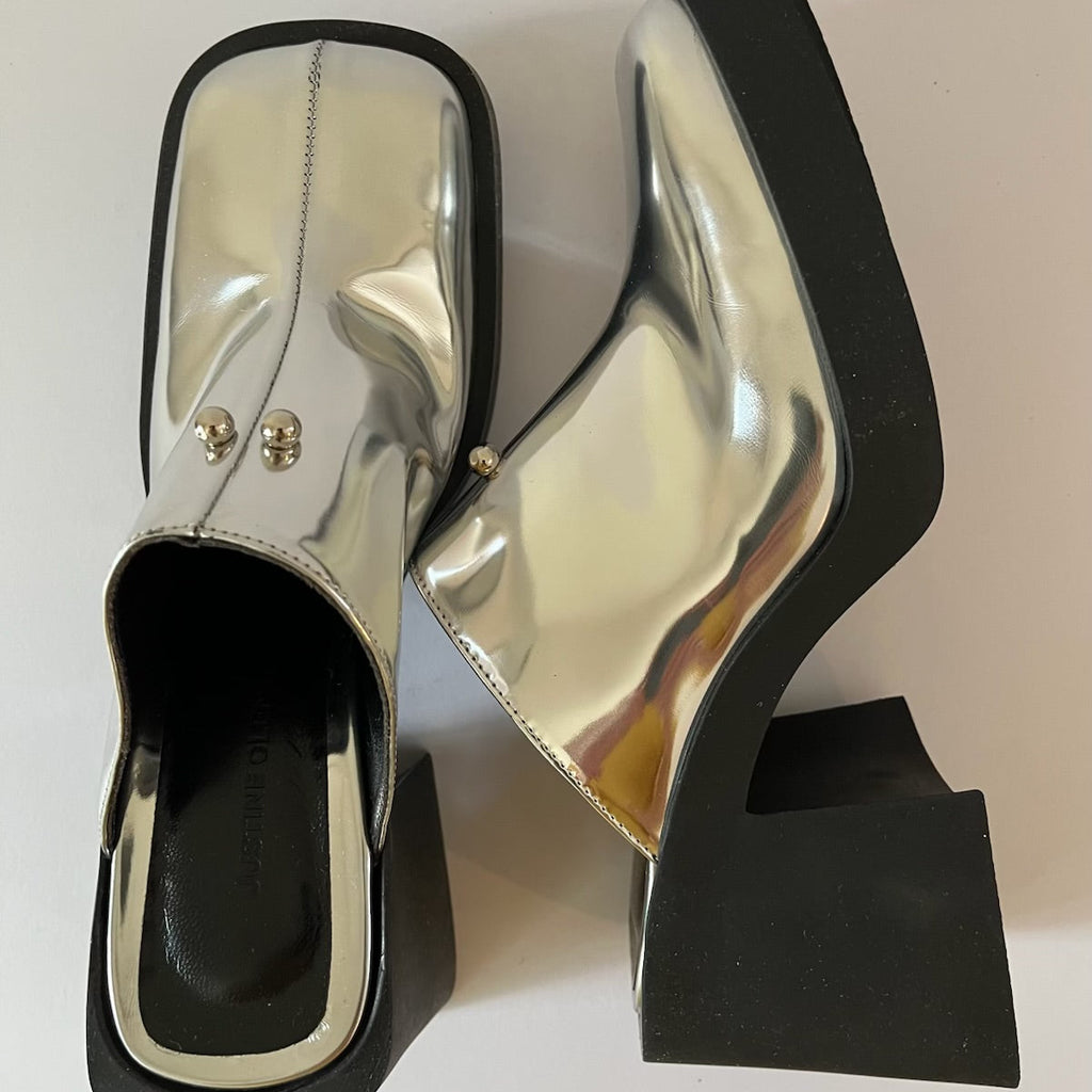 Justine Clenquet BNWB RAYA Mules in Silver Size IT37/US7/UK4.