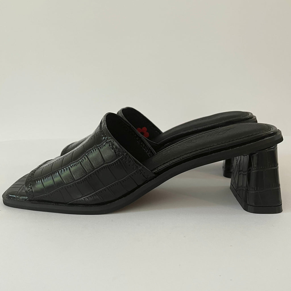Lisa Says Gah BNWB EM Sandals in Black Croc Size US7/EU37.