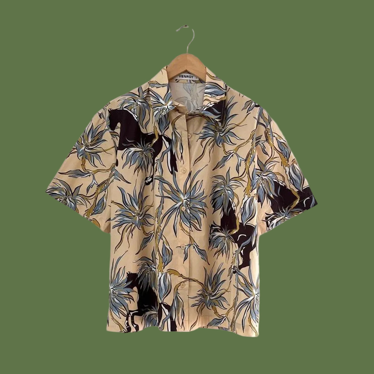 Venroy Relaxed Short Sleeve Shirt in Beige Floral Horse Print.