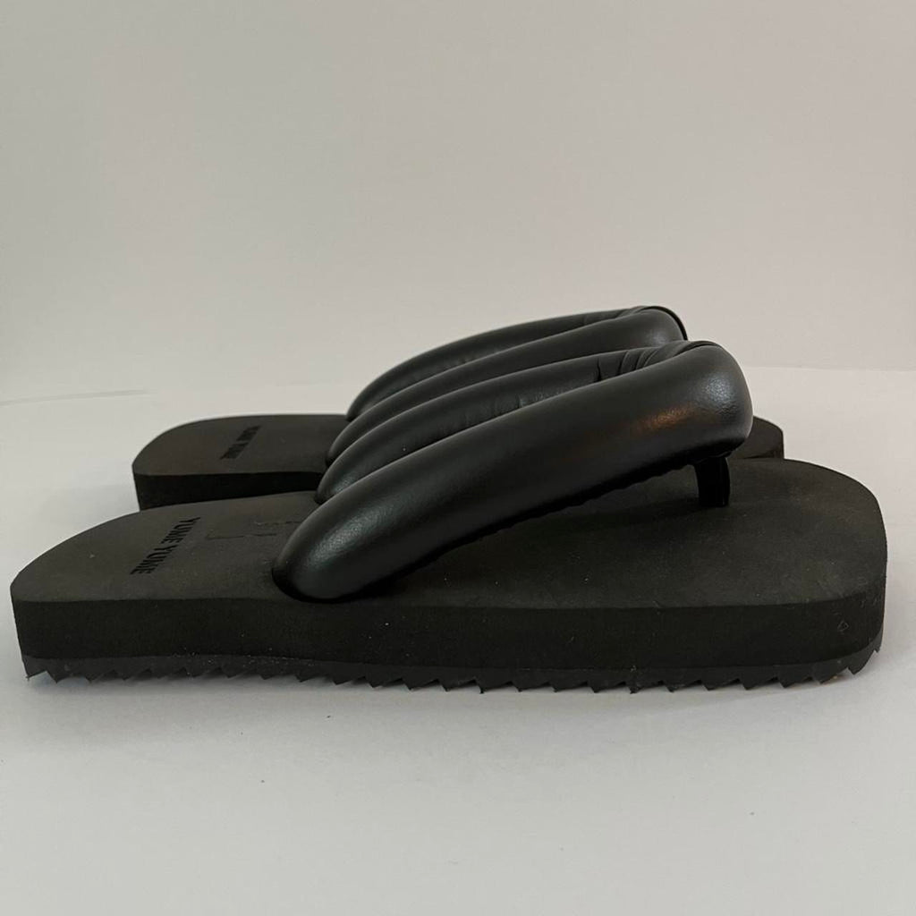 Yume Yume SUKI Flip Flops in Black.