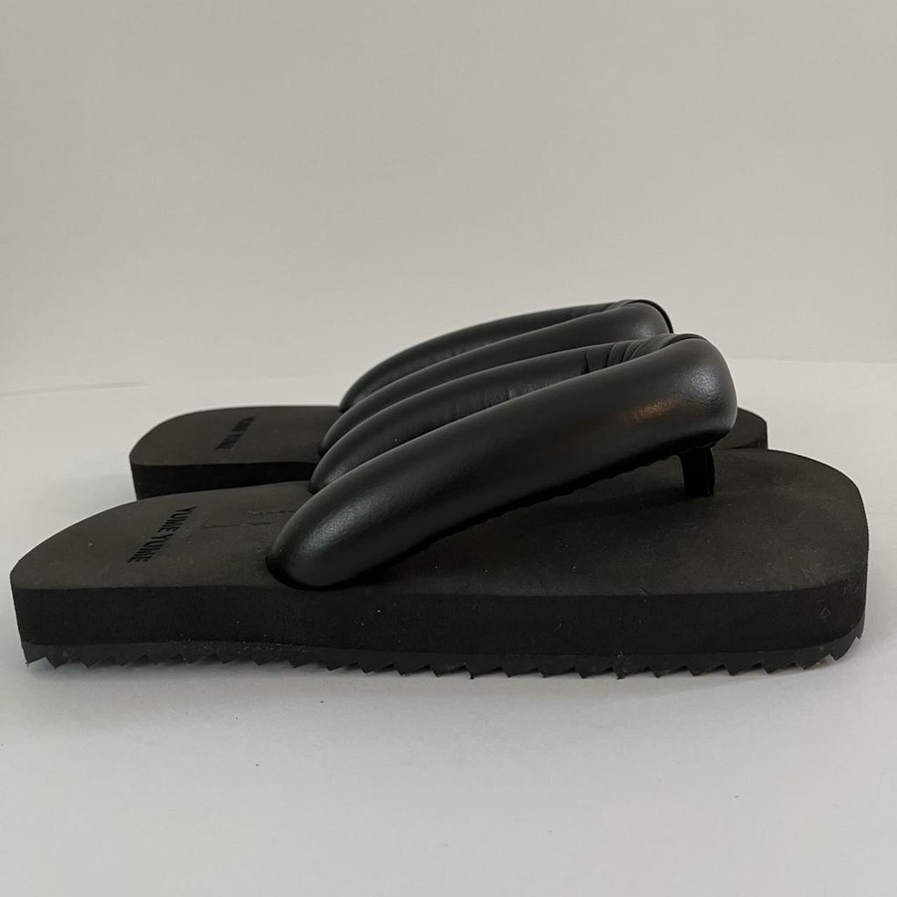 Yume Yume SUKI Flip Flops in Black.