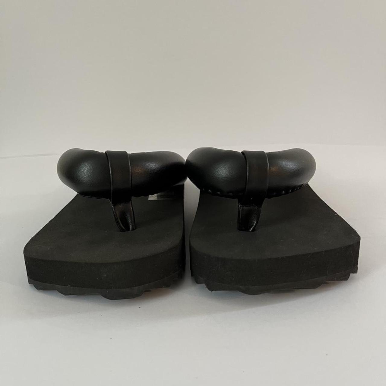 Yume Yume SUKI Flip Flops in Black.