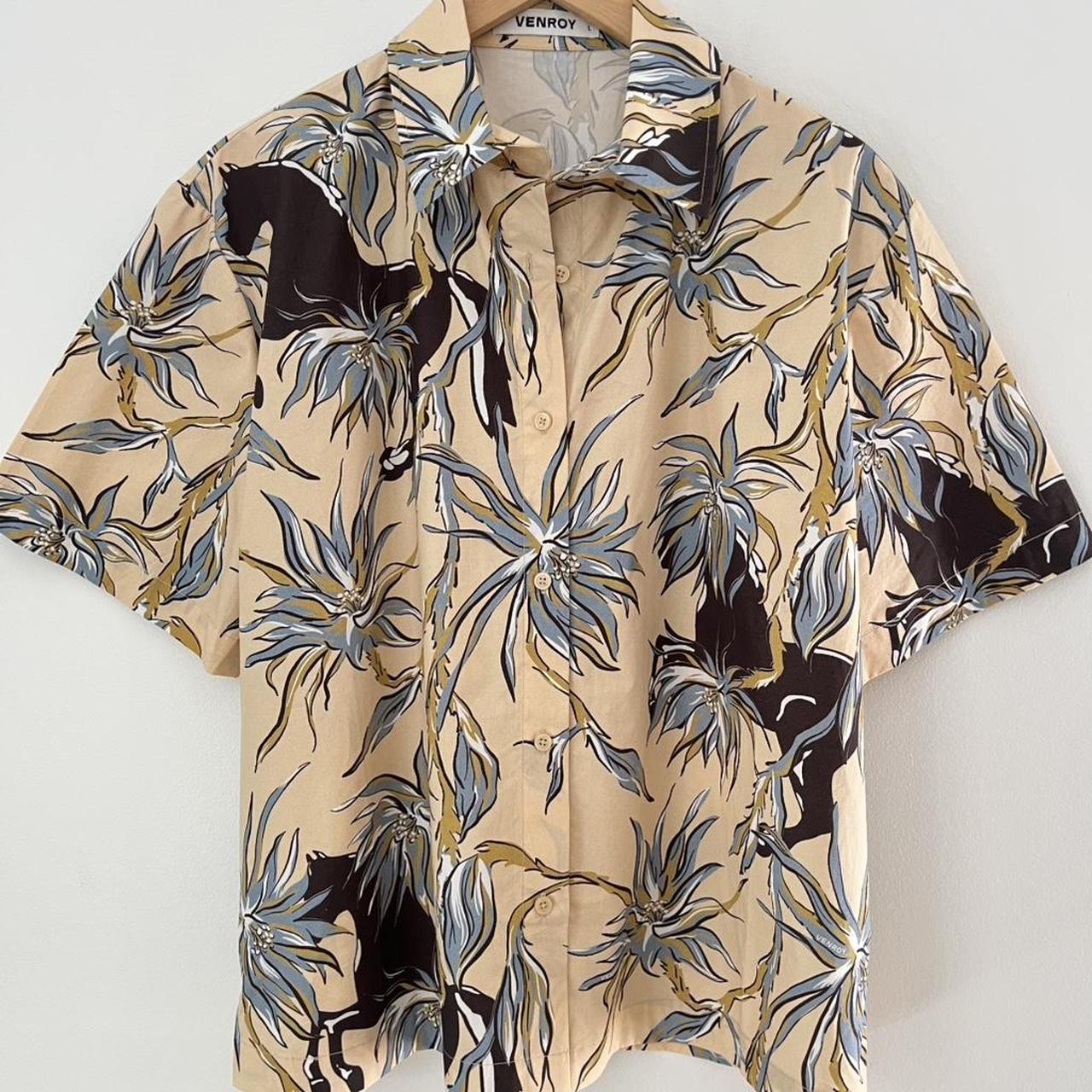 Venroy Relaxed Short Sleeve Shirt in Beige Floral Horse Print.