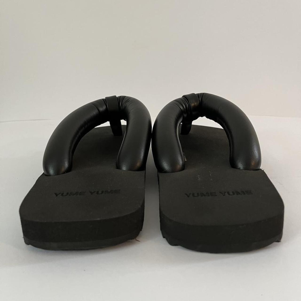 Yume Yume SUKI Flip Flops in Black.