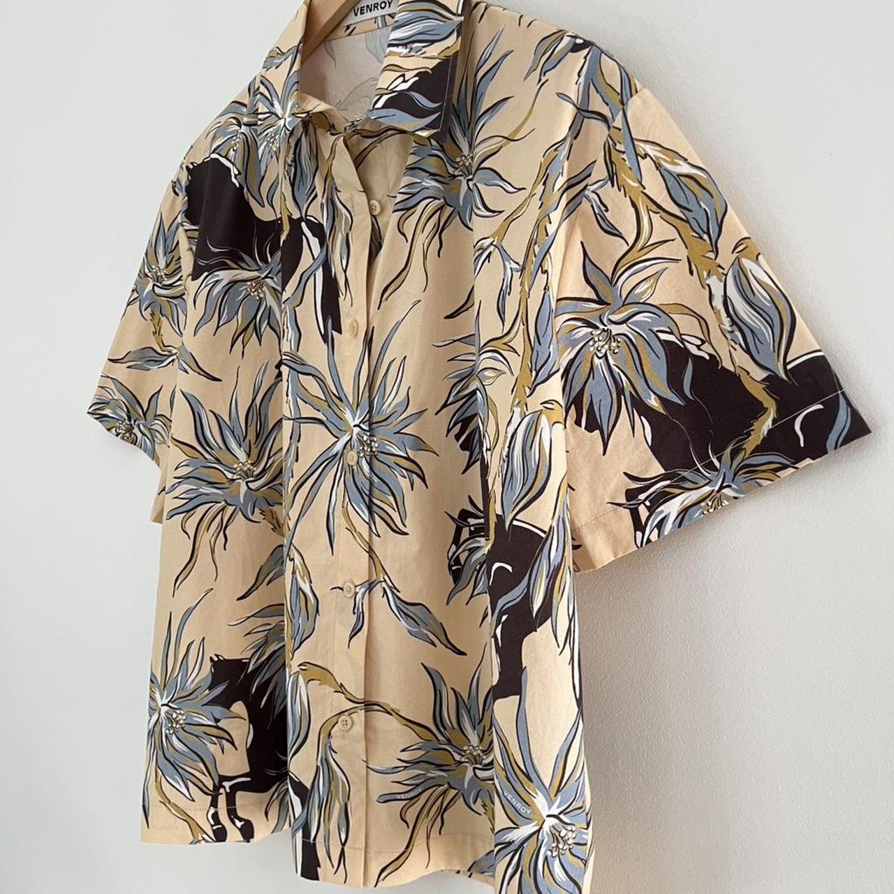 Venroy Relaxed Short Sleeve Shirt in Beige Floral Horse Print.