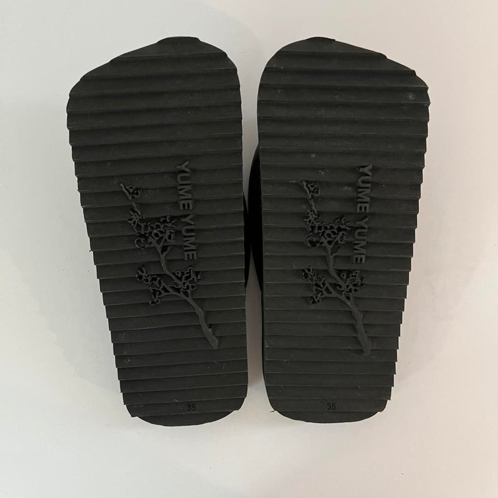 Yume Yume SUKI Flip Flops in Black.