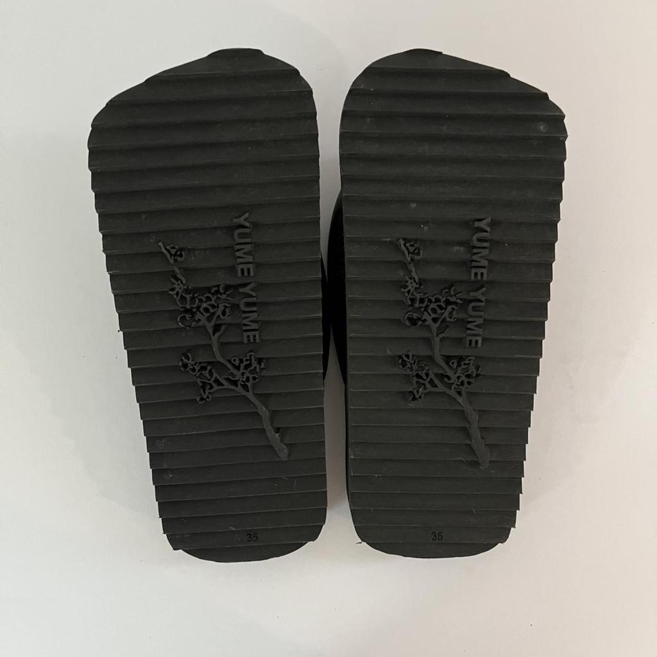 Yume Yume SUKI Flip Flops in Black.
