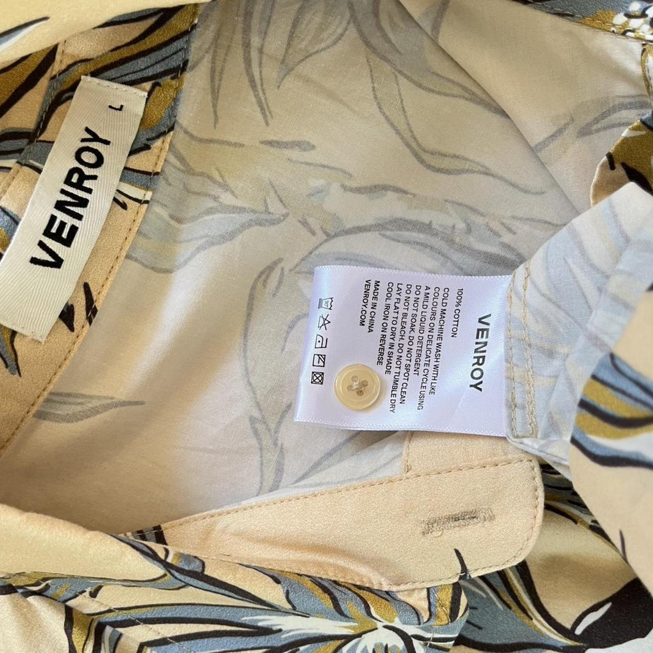 Venroy Relaxed Short Sleeve Shirt in Beige Floral Horse Print.