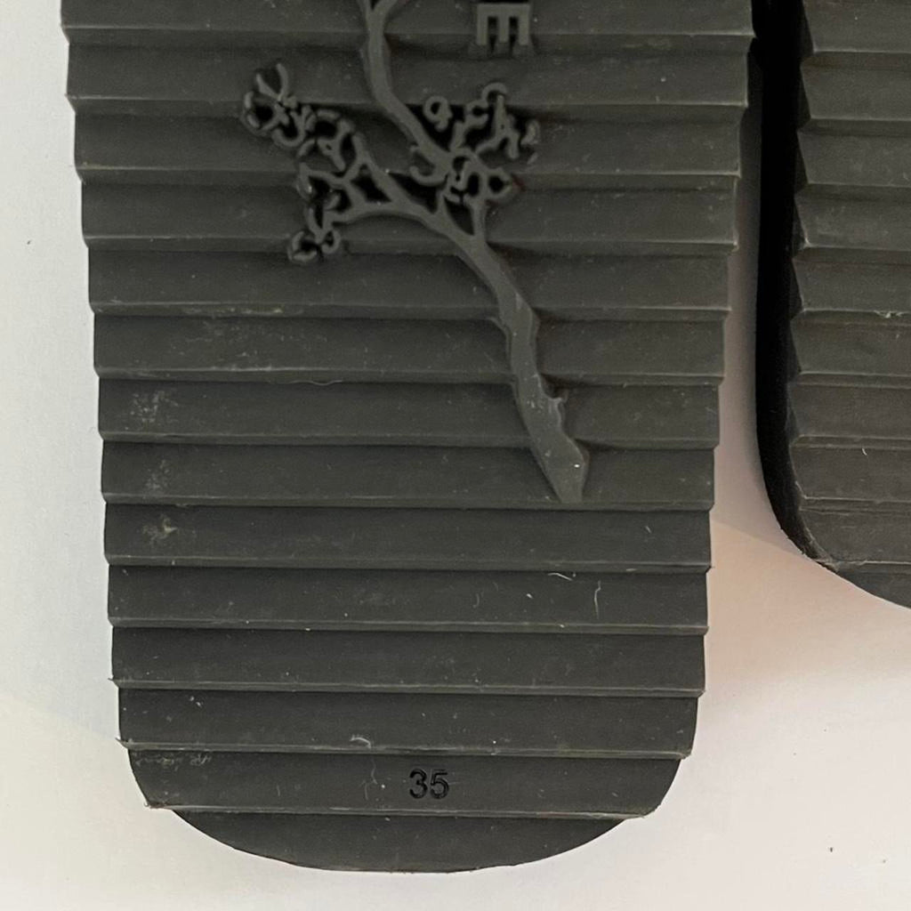 Yume Yume SUKI Flip Flops in Black.