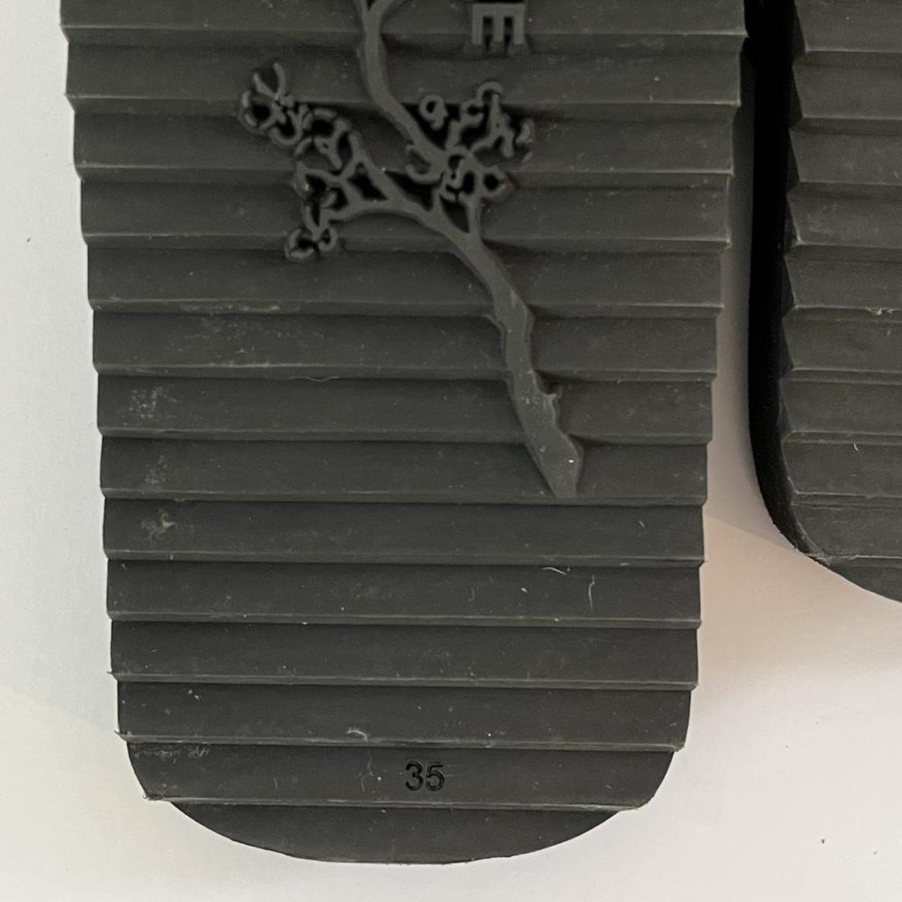 Yume Yume SUKI Flip Flops in Black.