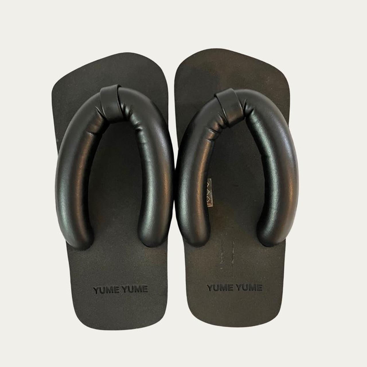 Yume Yume SUKI Flip Flops in Black.